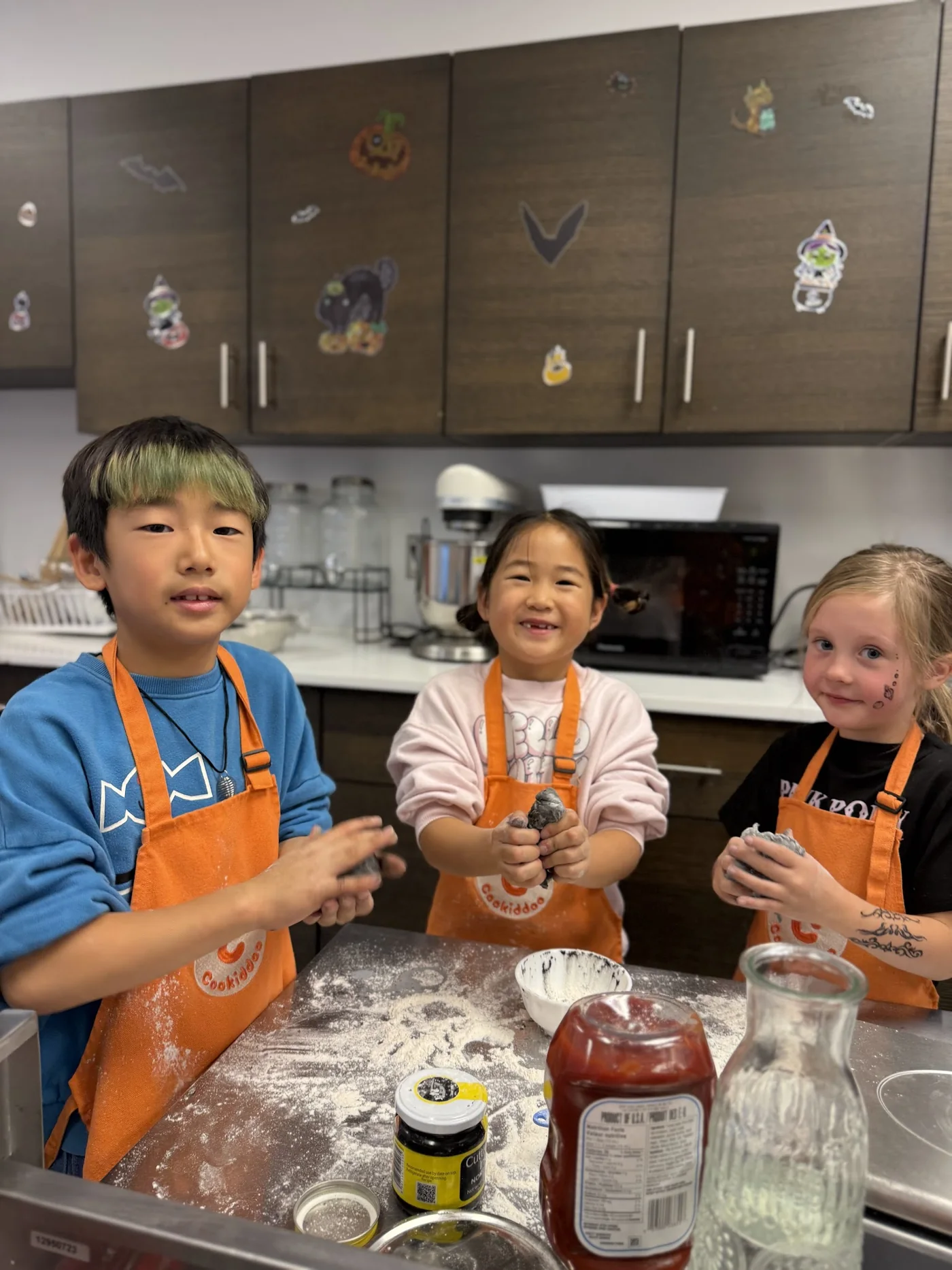 Enfants qui s’amusent à cuisiner lors d’un cours Cookiddoo, une activité incontournable pour enfants à Kanata, Ottawa