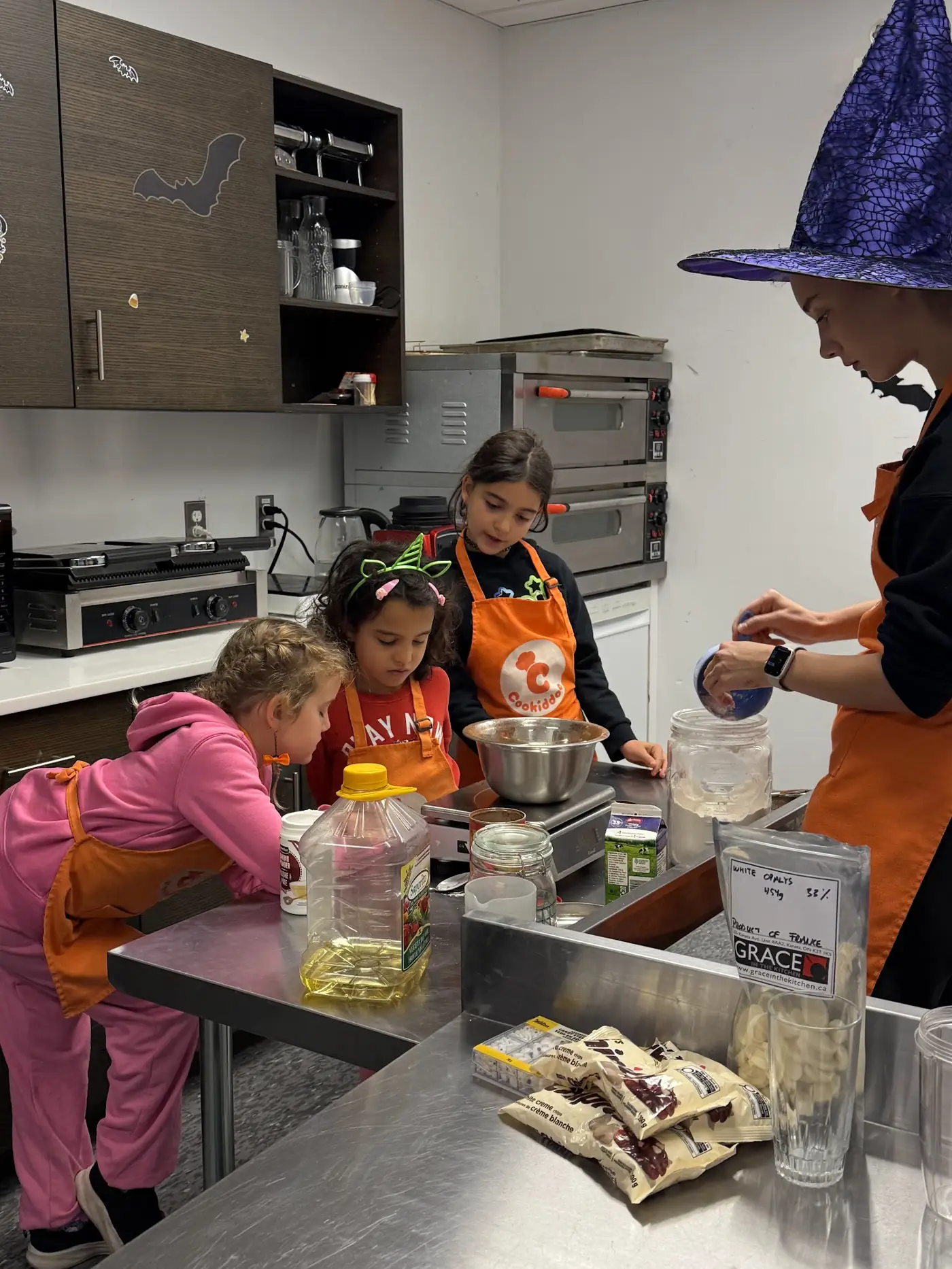 Comment se déroule un cours de cuisine pour enfants chez Cookiddoo ?