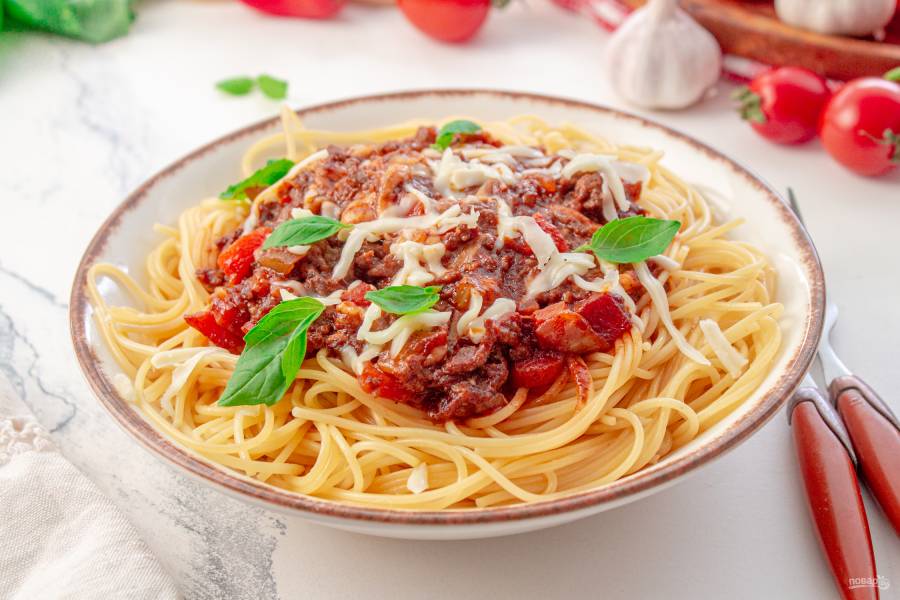 🍝 Домашняя паста болоньезе и свежий базилик