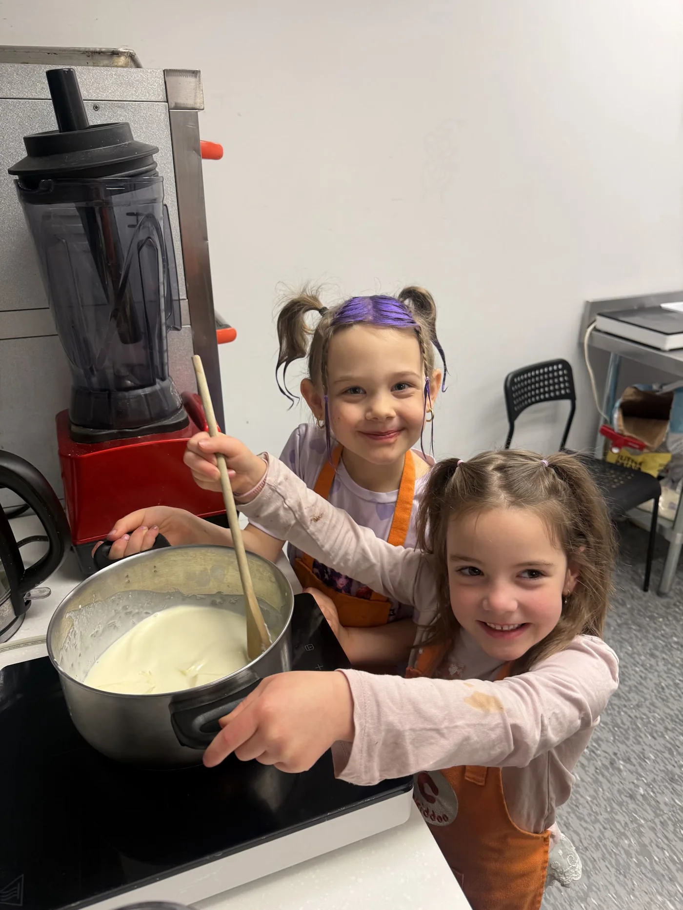 Діти разом готують у Cookiddoo — кулінарній студії лише для дітей у Kanata, Ottawa