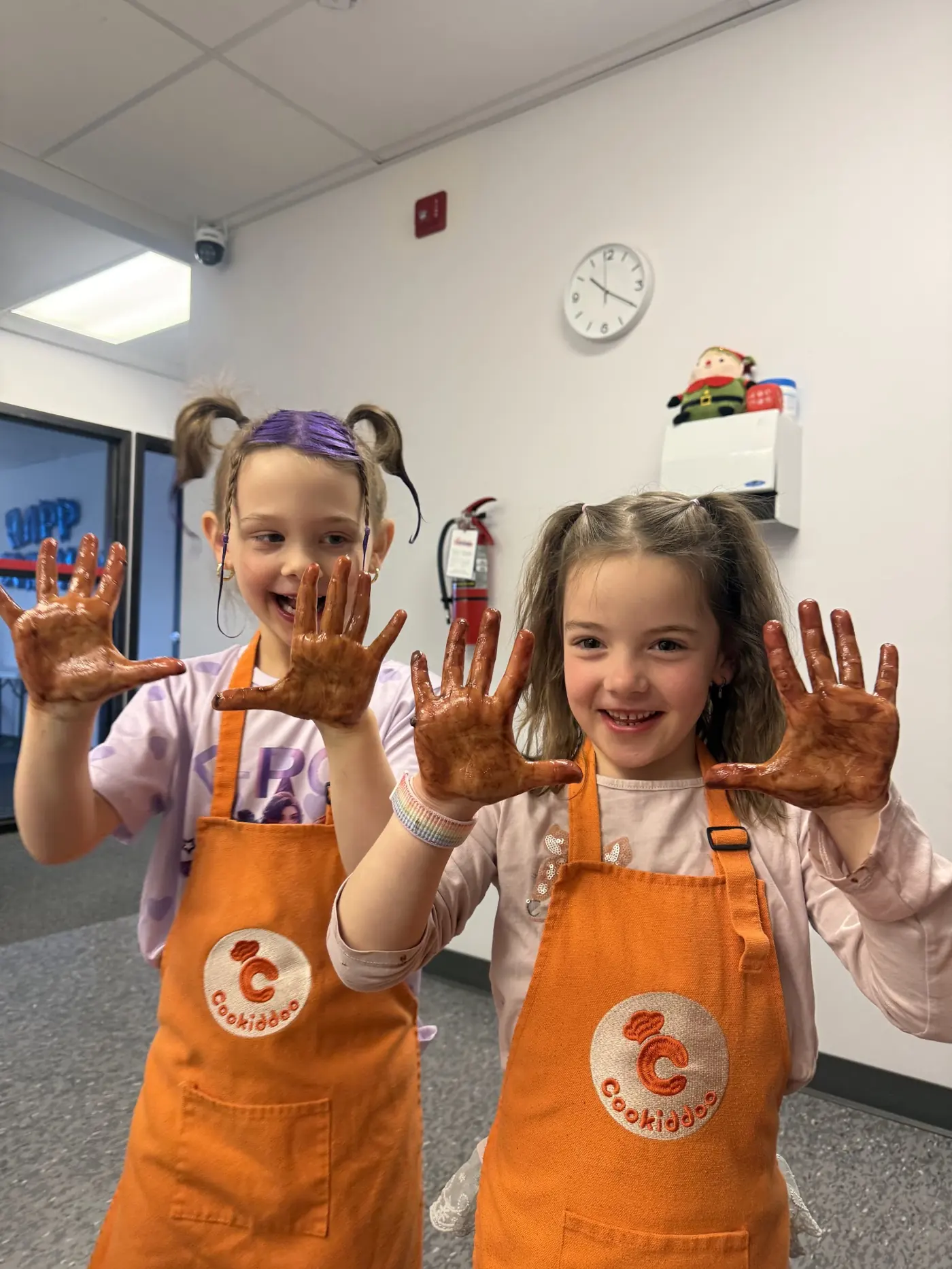 Група щасливих дітей разом готує на занятті Cookiddoo в Kanata, Ottawa