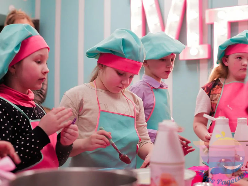 How does a children's cooking class at Cookiddoo work?